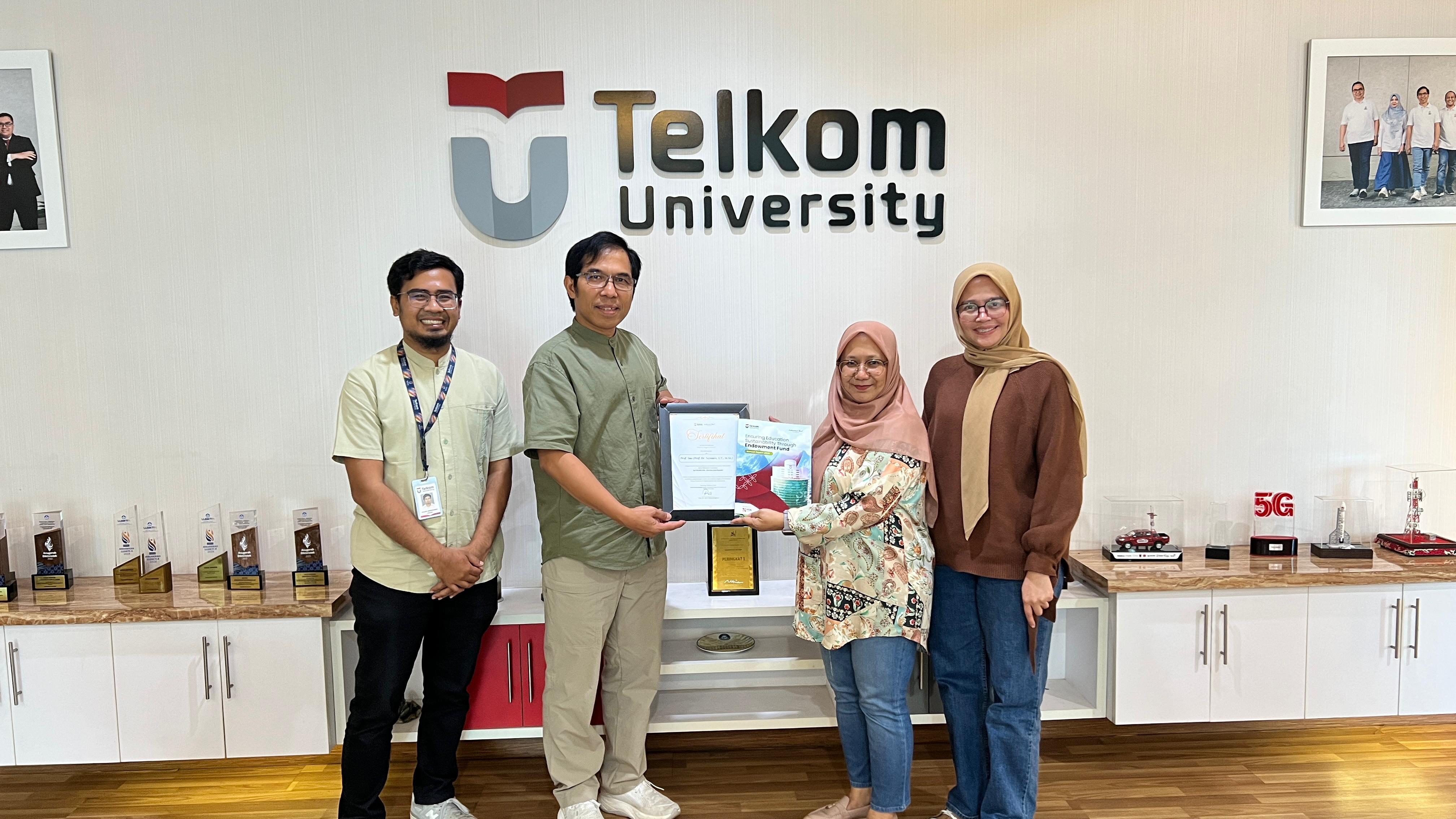 Penyerahan Sertifikat Wall of Fame dan Laporan Endowment Fund tahun 2025 kepada Prof. Suyanto (Rektor Telkom University)