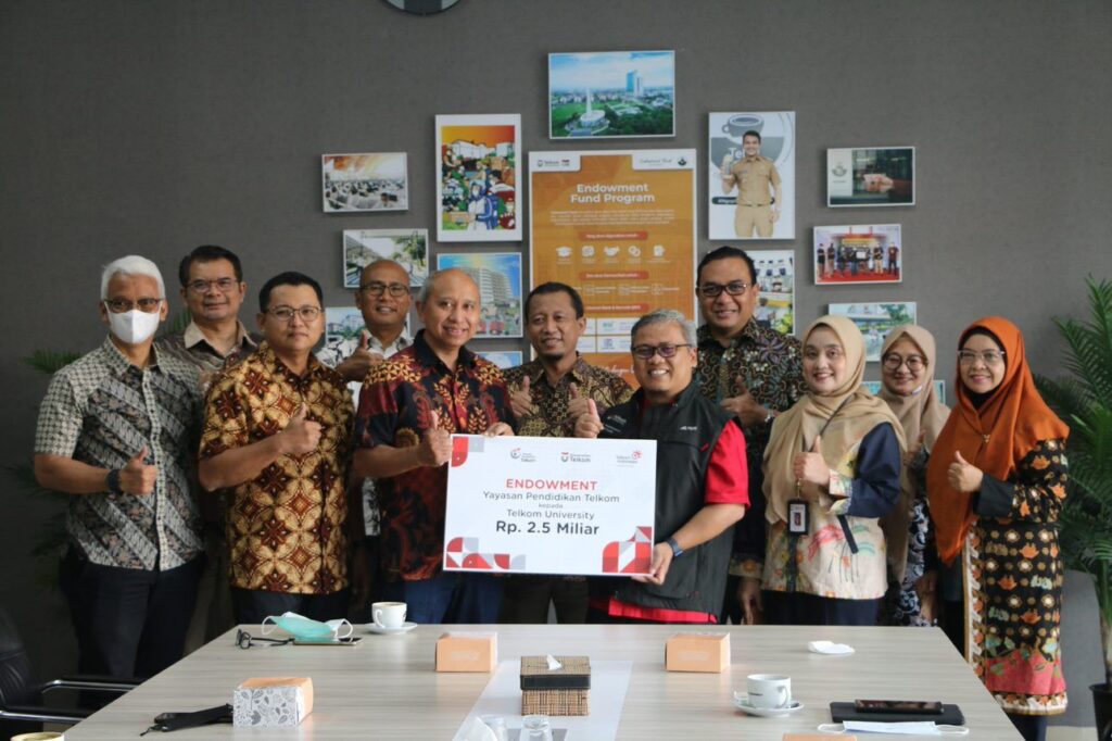 Serah Terimapenyerahan Simbolis Donasi Endowment Fund (dana Abadi/wakaf) Telkom University Dari Yayasan Pendidikan Telkom Sebesar 2,5 Miliar Ypt 2.5 Milyar