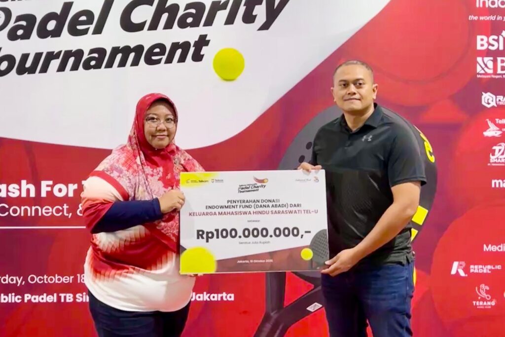 Penyerahan ef kmh di acara padel charity tournament (1)